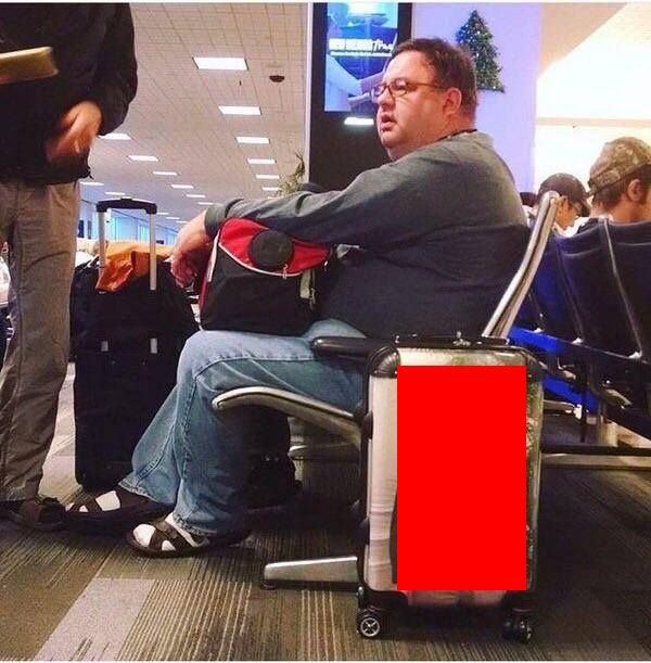 Stătea liniștit în aeroport, dar toată lumea râdea când trecea pe lângă el. Ce văzuseră oamenii - FOTO