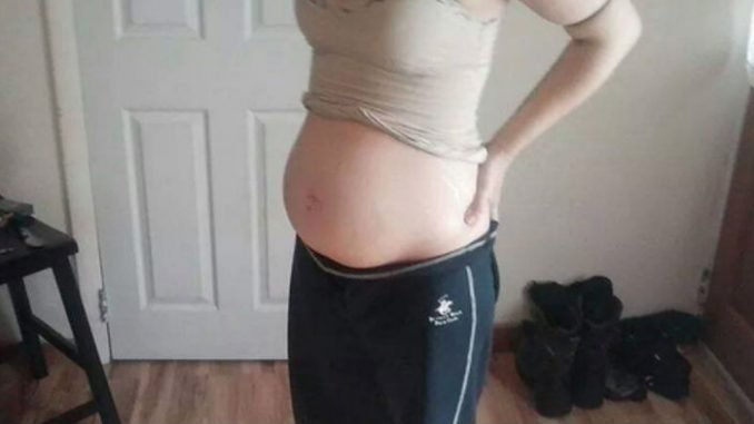 Această viitoare mămică a postat o poză cu burtica de însărcinată. La scurt timp poliția i-a bătut la ușă ca să o aresteze. Ce apărea în fotografie