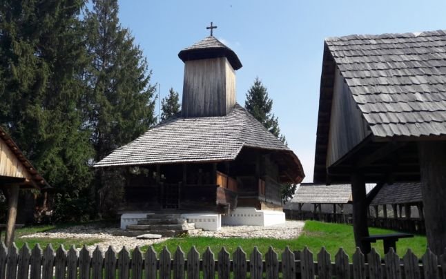 Cea mai frumoasă biserică de lemn din Oltenia. Brătienii şi sora lui Nicolae Ceauşescu i-au dorit strămutarea