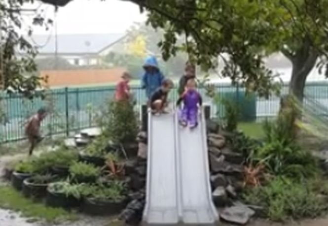 Au instalat un tobogan în curte și au chemat copiii la joacă. Apoi a început să plouă torențial. Ce s-a întâmplat - VIDEO