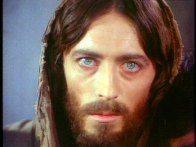 Cum arată actorul Robert Powell, la 40 de ani de la apariţia în „Iisus din Nazaret” (FOTO)