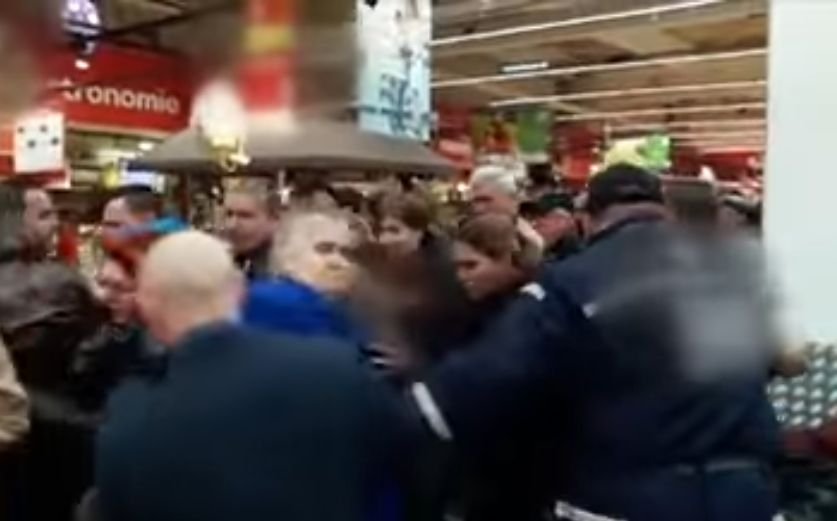 Bătaie pe cozonaci, într-un supermarket din Iași! VIDEO ireal