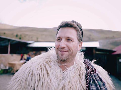 Fotografia postată de Andi Moisescu în seara de Ajun de Paște 444828