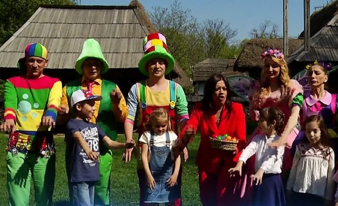 PAȘTE 2017. Gașca Zurli a provocat mai mulți copii la un concurs de vânat ouă colorate