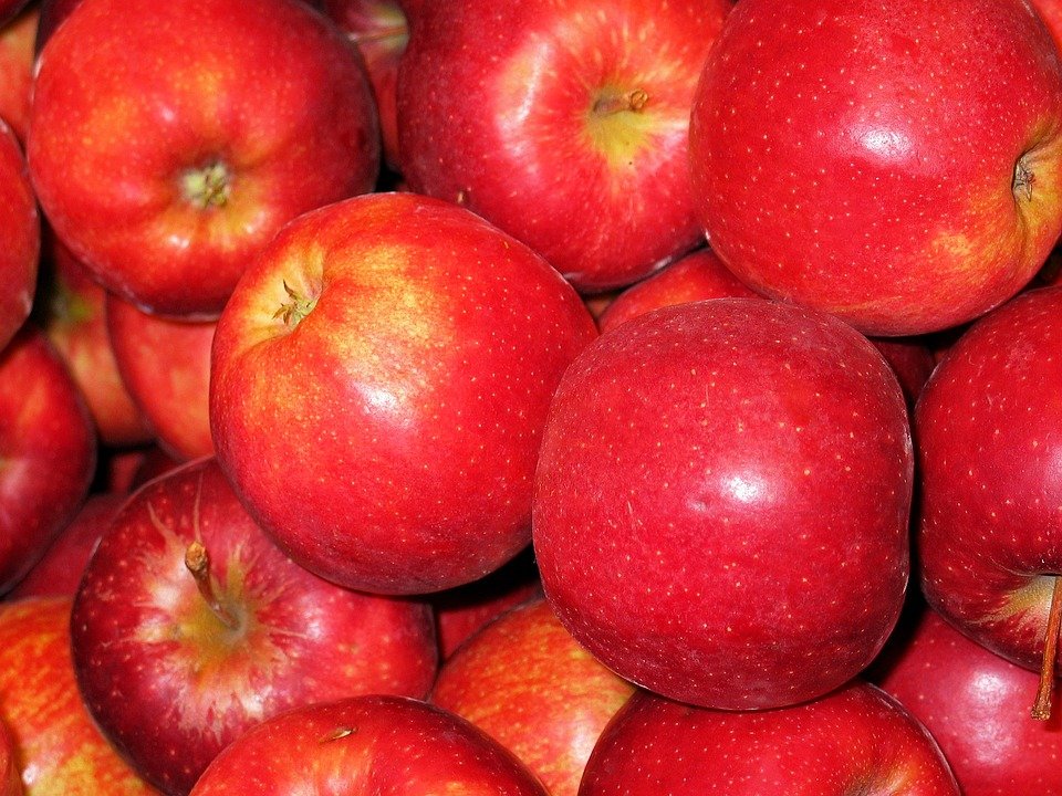 Adevărul despre merele din supermarket. Ce se întâmplă cu ele înainte să ajungă la raft