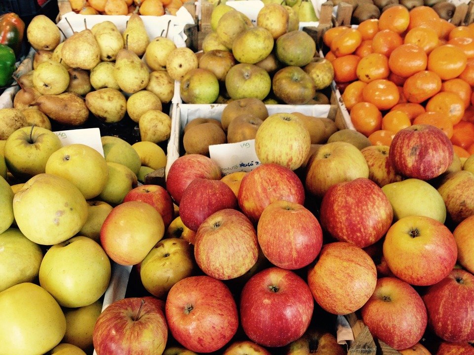 Adevărul despre merele vândute în supermarketuri. Ce se întămplă cu ele înainte de a ajunge în rafturi