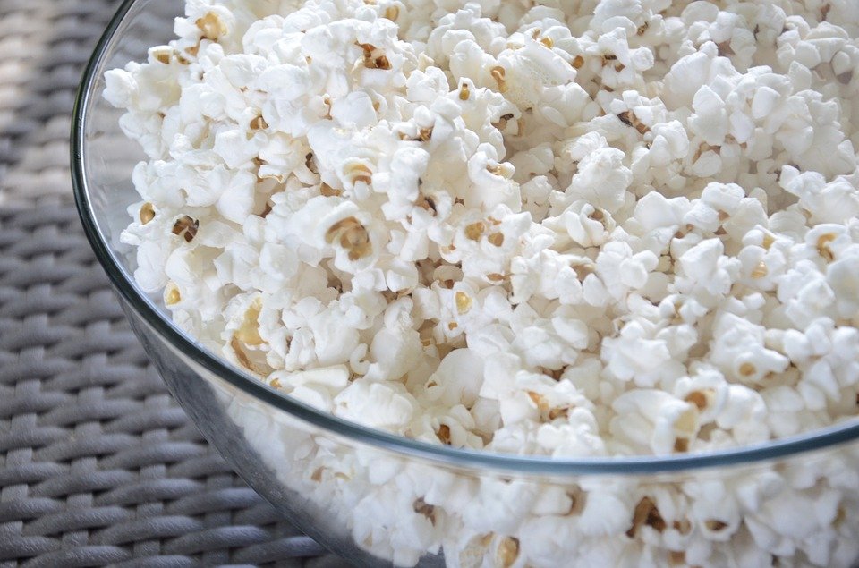 Mănânci popcorn la microunde? Uite cât este de nociv
