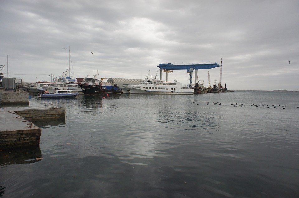 Marea Neagră: Trei oameni au murit, după ce ambarcațiunea în care se aflau a eșuat 