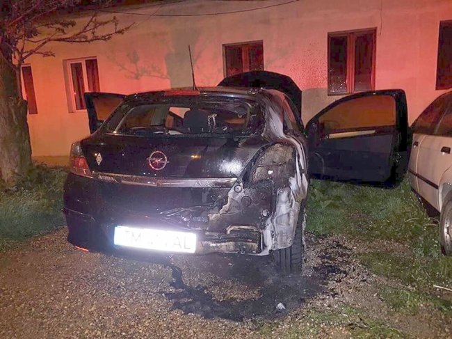 Mașină incendiată în plină noapte, în Timișoara