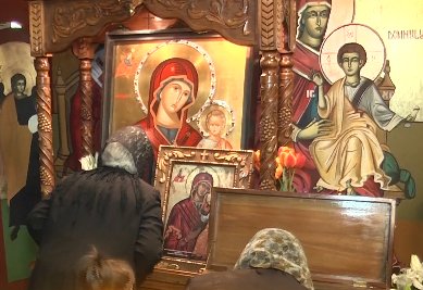 Minune într-o biserică din Sibiu: Icoana Maicii Domnului a început să lăcrimeze 