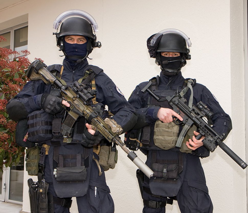 O nouă alertă teroristă în Franța. Doi bărbați, suspectați că pregăteau un atentat în ziua alegerilor, reținuți de poliție