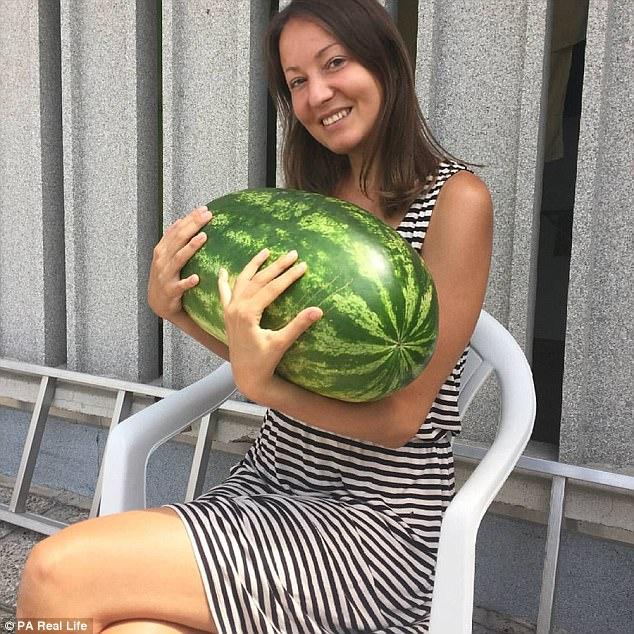 De trei ani mănâncă doar fructe și spune că asta i-a schimbat viața definitiv. Cum arată tânăra - FOTO 445511