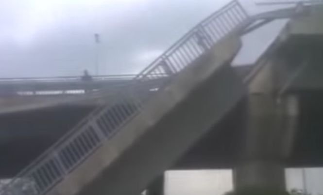 Un pod s-a prăbușit peste o mașină a poliției italiene. Ce s-a întâmplat cu agenții aflați în autoturism - VIDEO