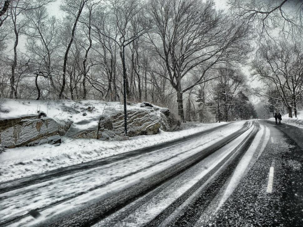 Iarnă în toată regula în România! Viscolul bate cu putere şi troieneşte zăpada  