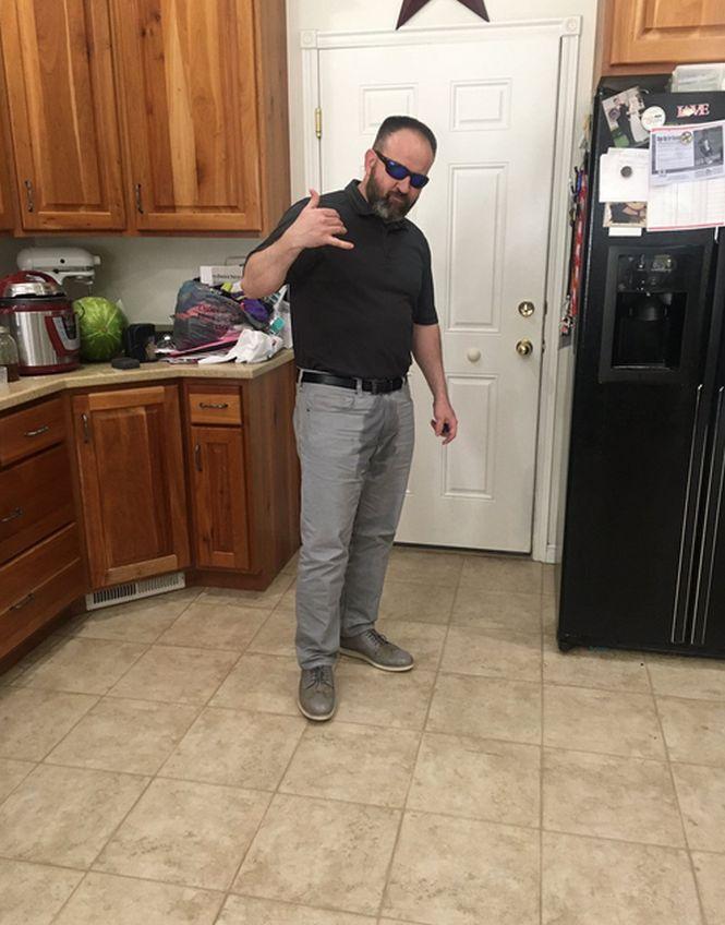 Și-a lăsat fetița la școală, apoi a primit un telefon. În secunda următoare, s-a dus la chiuvetă și și-a turnat apă pe pantaloni. De ce a făcut asta - FOTO 445581