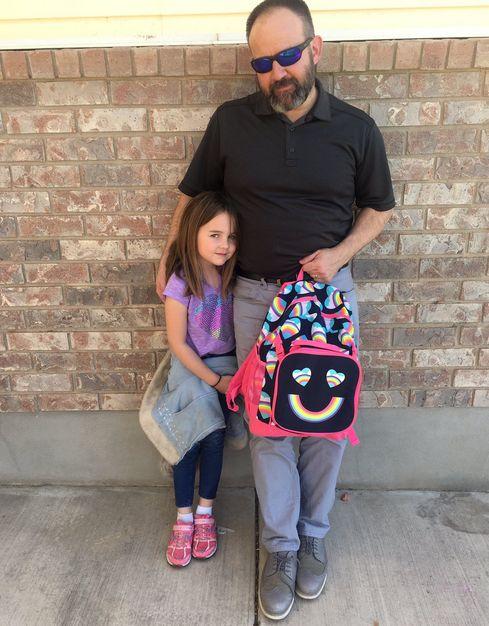 Și-a lăsat fetița la școală, apoi a primit un telefon. În secunda următoare, s-a dus la chiuvetă și și-a turnat apă pe pantaloni. De ce a făcut asta - FOTO 445582