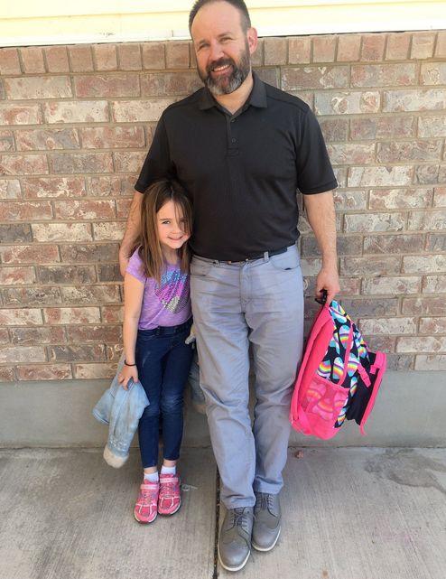 Și-a lăsat fetița la școală, apoi a primit un telefon. În secunda următoare, s-a dus la chiuvetă și și-a turnat apă pe pantaloni. De ce a făcut asta - FOTO 445583