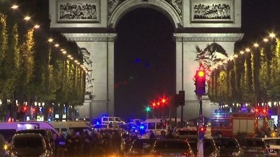 Teroare pe străzile Parisului. Imagini cu intervenția forțelor de ordine, după atacul armat de pe Champs-Elysées