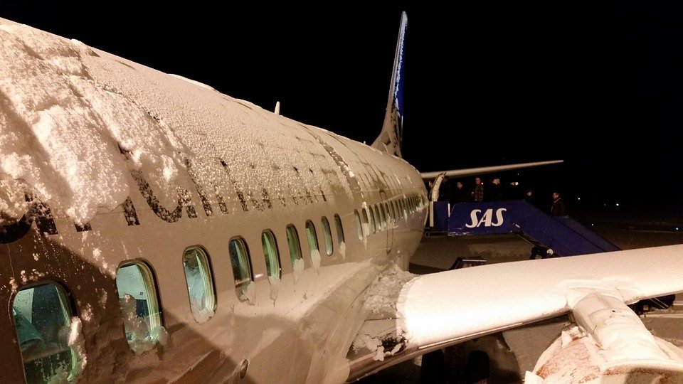 Aeroportul Iași, afectat de ninsori. Mai multe zboruri au fost amânate