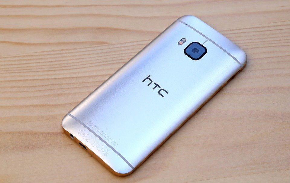  HTC va lansa un smartphone utilizabil prin strângere 