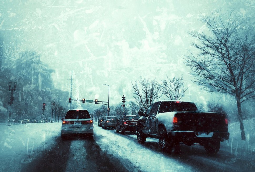 S-a întors iarna! Circulaţia pe mai multe drumuri naţionale este întreruptă din cauza ninsorii și a viscolului. Trei autocare, blocate pe DE 581. 18 copii din Kazahstan se află într-unul dintre ele
