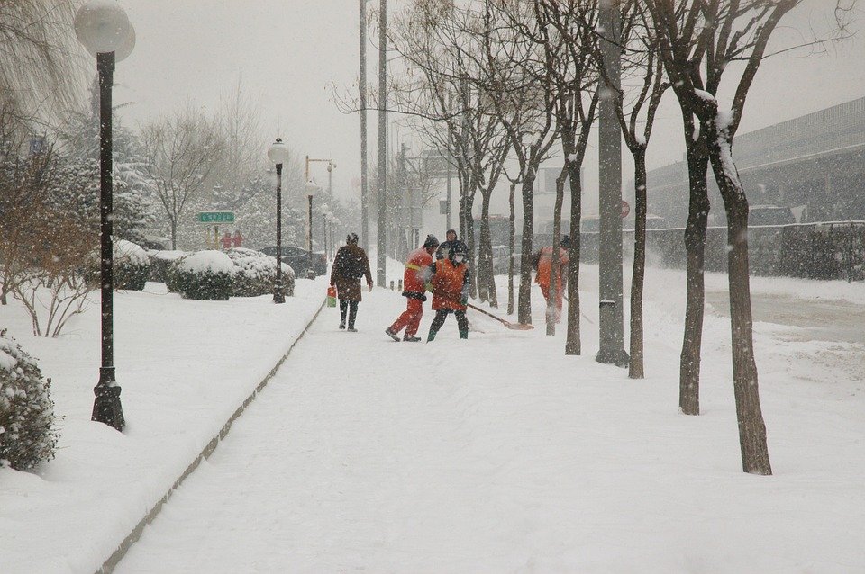 Stare de urgență în Republica Moldova din cauza ninsorilor. Un bărbat, găsit mort din cauza viscolului (VIDEO)