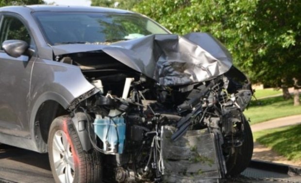 Trei tineri din Constanţa au furat o maşină stricată și au făcut accident