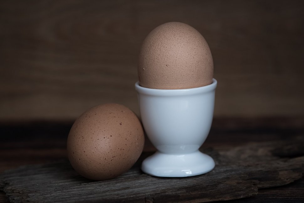 Adevăruri Ascunse: Cum scăpăm de energiile negative! Pune un ou pe noptieră noaptea și dimineața vei vedea că este negru