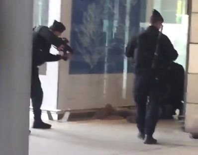 Autorităţile franceze au arestat un suspect, după ce i-a ameninţat pe jandarmi cu un cuţit în Gara de Nord din Paris  