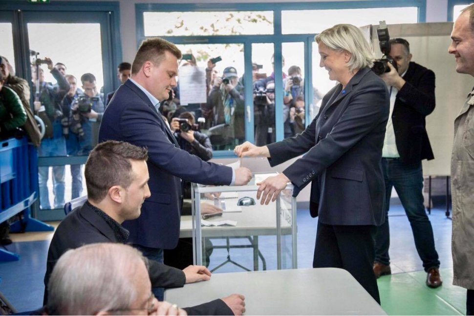 Alegeri prezidenţiale Franţa. Răsturnare de situație: Ministerul de Interne anunţă primele rezultate parţiale cu 24,38% pentru Marine Le Pen şi 22,19% pentru Emmanuel Macron