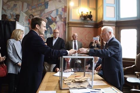 Alegeri prezidenţiale Franţa. Sondaje: Macron ar învinge-o detaşat pe Le Pen în turul al doilea 