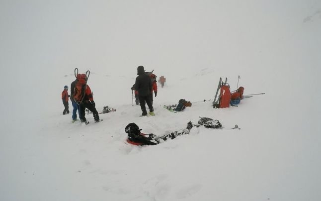 Imagini cutremurătoare de la avalanşa din Retezat. Ce au filmat salvamontiştii care au scos din zăpadă trupurile lui Erik Gulacsi și Dor Geta Popescu
