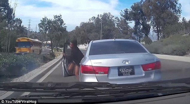 Un şofer a fost martorul unei întâmplări bizare: O femeie a provocat haosul după ce a coborât din mașină (VIDEO)