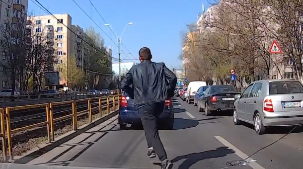 Scene de groază pe o șosea din Capitală. Doi șoferi s-au luat la bătaie (VIDEO)
