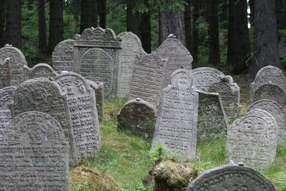 Trei minori sunt cercetaţi pentru profanare de morminte în Cimitirul Evreiesc