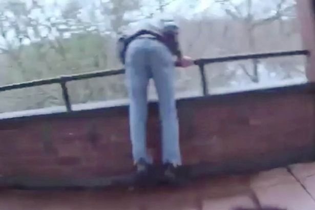 A văzut un bărbat care voia să se arunce de pe acoperișul unui bloc. L-a apucat de un picior, dar în ultima secundă... Imagini cutremurătoare - VIDEO