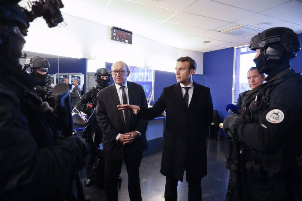 Alegeri prezidenţiale Franţa: Macron şi Le Pen s-au intersectat într-o uzină plină cu muncitori revoltați