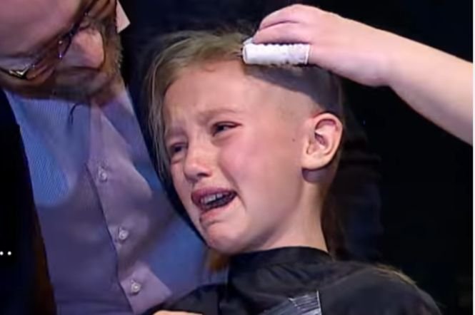 Fetița a fost scoasă pe o scenă și rasă total pe cap, în timp ce tatăl ei o privea cum plânge. Imagini impresionante - VIDEO