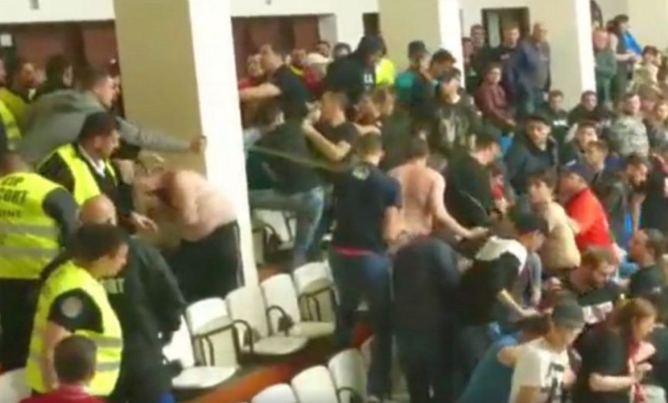 Momente de groază la handbal! Suporterii lui Dinamo au năvălit în tribună peste soțiile și copiii adversarilor și au fost evacuați 