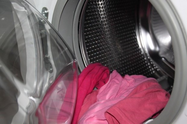 Cum să scoți rufele direct călcate din mașina de spălat. Trucul pe care trebuie să-l știi