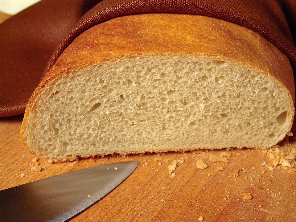 Pâinea ambalată, periculoasă pentru sănătate. Ce secret ascund ambalajele de plastic