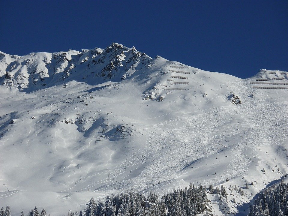 Avertismentul meteorologilor: Risc mare de avalanşe în munţii Făgăraş şi Bucegi!
