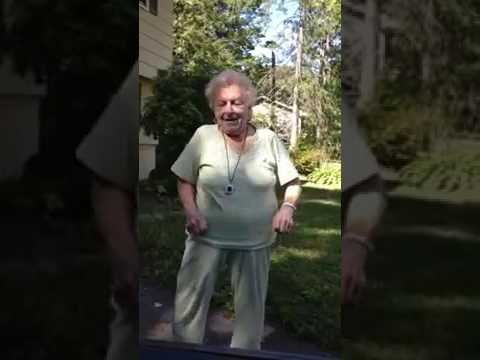 Dansează ca o adolescentă, deși are 88 de ani - VIDEO