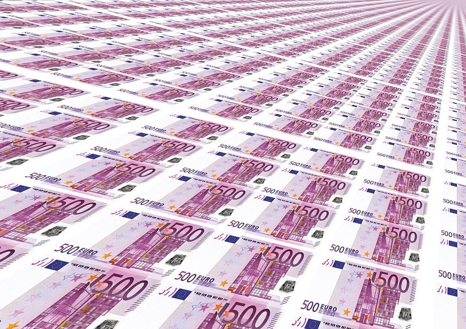 România trebuie să plătească zeci de milioane de euro în luna mai, către UE şi Banca Mondială
