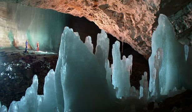 Descoperire de proporţii în peştera Scărişoara, unde se află cel mai mare gheţar subteran din lume
