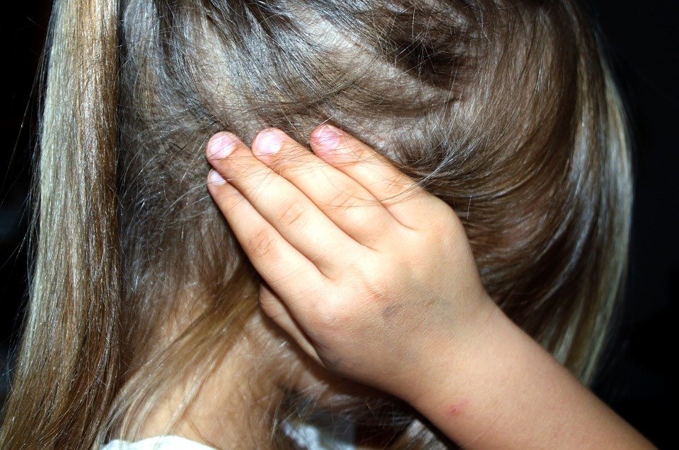 Un bărbat a abuzat sexual o fetiţă de trei ani, cu acordul părinților copilului