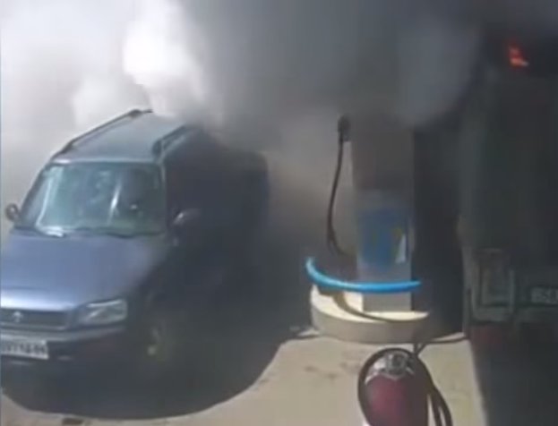 Un bărbat a incendiat involuntar o benzinărie. De la ce a pornit focul - VIDEO