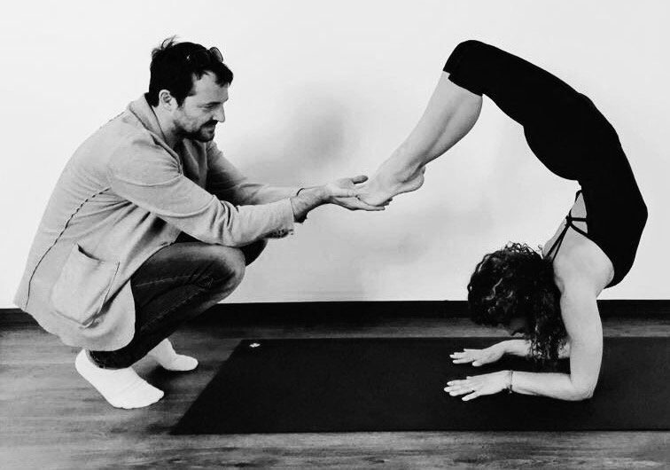 Andrei Aradits, de la ”Te cunosc de undeva” a început să facă yoga, la îndemnul soției sale:  „Mi-e teamă să zic că m-aș apuca serios de yoga, prefer să o practic așa, neserios”