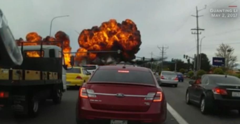 Imagini înfiorătoare! Un avion se prăbușește și ia foc în apropierea unei șosele din SUA