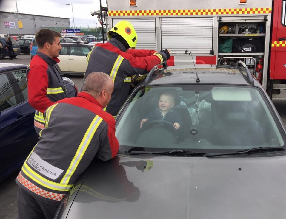 Un copil de numai 14 luni s-a blocat în mașina mamei. Băiețelul râdea în timp ce pompierii încercau să-l salveze